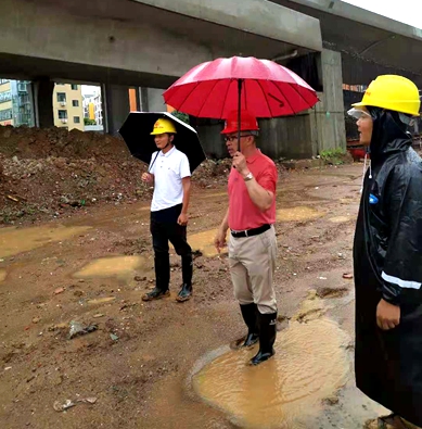 心系工地，夜不能寐——集團(tuán)董事長孔德穩(wěn)冒雨到十八大項(xiàng)目現(xiàn)場檢查指導(dǎo)工作