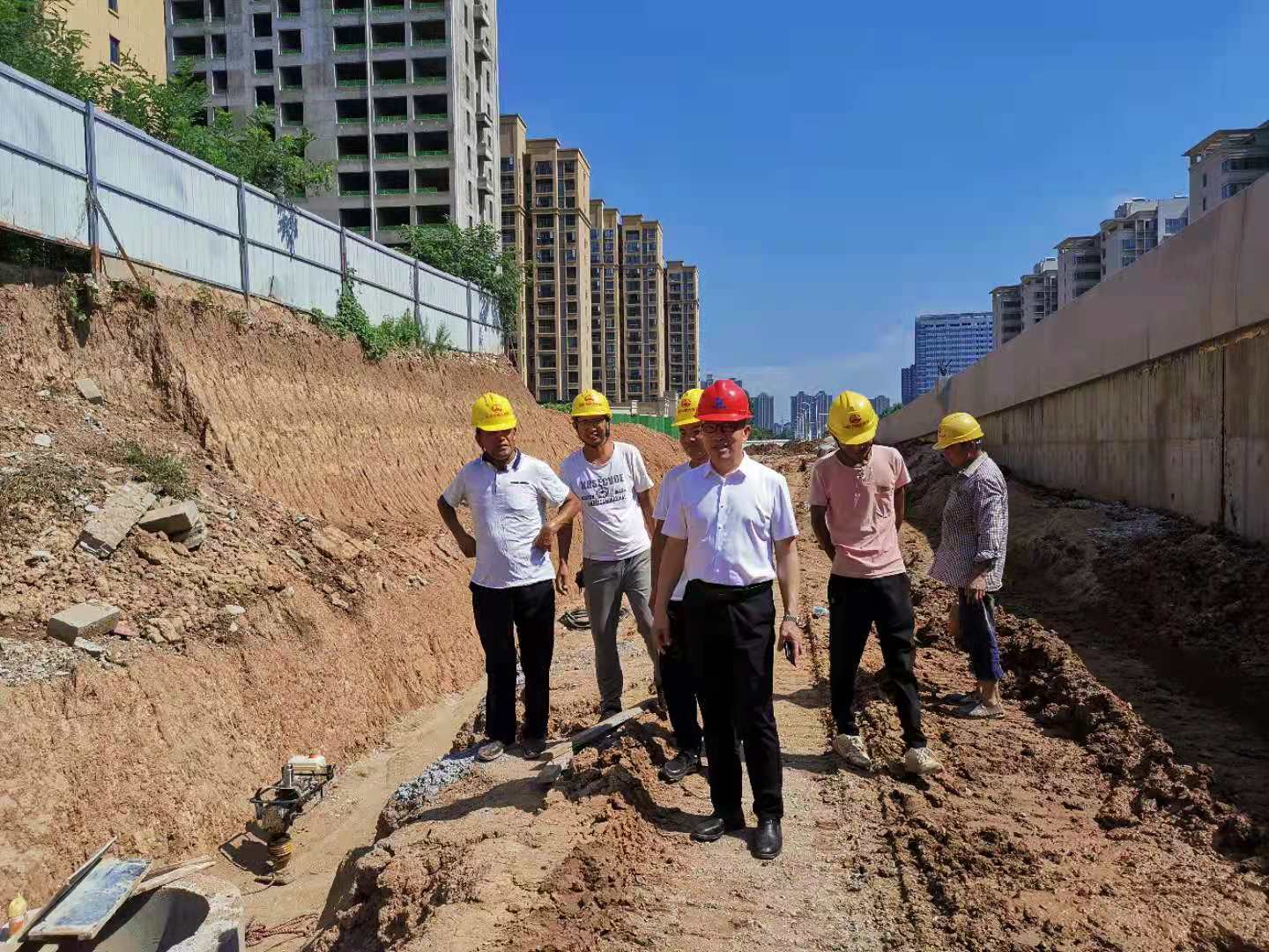 搶天奪時趕工期  齊心協(xié)力抓進(jìn)度  董事長孔德穩(wěn)深入十八大街項目工地一線了解施工情況