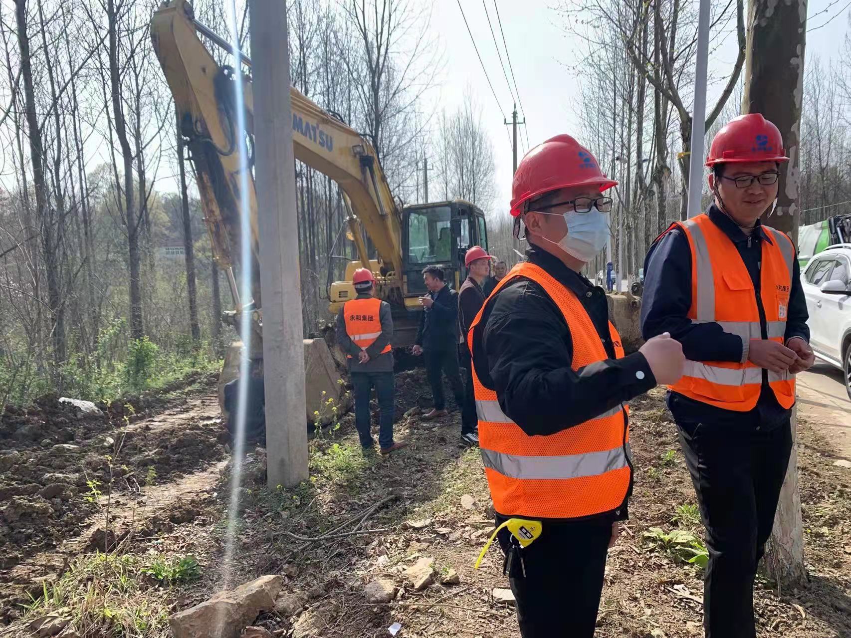 河南永和建設集團一線建設者系列報道 ——南灣項目部一線施工人員披星戴月趕進度，搶天奪時保通車