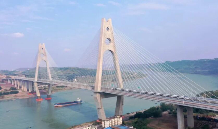 世界首座采用公路和高鐵同層！試驗列車駛過臨港公鐵兩用長江大橋